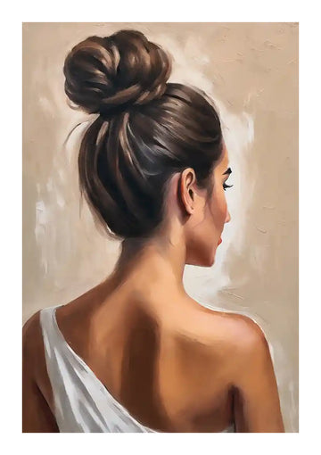 Een schilderij van een vrouw van achteren gezien. Ze heeft lichtbruin haar, in een losse knot gestyled en draagt een wit off-shoulder kledingstuk. De achtergrond heeft zachte, beige tinten met witte accenten. Perfect als wanddecoratie, inclusief een magnetisch ophangsysteem voor eenvoudig ophangen, het Dame Met Een Elegante Knot Schilderij van CollageDepot geeft een elegante toets aan elke kamer.-