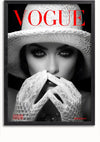 Zwart-wit afbeelding van een vrouw op een Vogue-cover, die lijkt op een elegant schilderij. Ze draagt een witte kanten hoed en bijpassende handschoenen, haar handen bij haar gezicht. Haar ogen zijn scherp afgelijnd met dramatische make-up. Het woord "Vogue" wordt bovenaan prominent in het rood weergegeven. Dit is het Modetijdschrift Omslag VOGUE Schilderij van CollageDepot.,Zwart-Zonder,Lichtbruin-Zonder,showOne,Zonder
