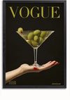 Een Vogue Cover Met Olijven Schilderij toont een hand met rode nagellak die een martiniglas gevuld met groene olijven vasthoudt. "VOGUE" wordt prominent bovenaan weergegeven en "FREEDOM" staat in de benedenhoek. Deze elegante wanddecoratie van CollageDepot is eenvoudig te monteren door middel van een magnetisch ophangsysteem.,Zwart-Zonder,Lichtbruin-Zonder,showOne,Zonder