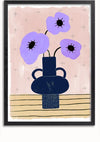 Een schilderij van ingelijst kunstwerk genaamd "Lavendelbloemen in Vaas Schilderij" van CollageDepot toont een donkerblauwe vaas met drie paarse bloemen op een roze achtergrond. De vaas staat op een gestreept oppervlak met eenvoudige kruispatronen op de achtergrond en wordt geleverd met een magnetisch ophangsysteem voor eenvoudige wanddecoratie.,Zwart-Zonder,Lichtbruin-Zonder,showOne,Zonder