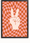 De afbeelding toont een ingelijst Peace Schilderij van een hand die een vredesteken maakt. De achtergrond heeft een rood en roze geruit patroon met een golvend, vervormd effect. De hand, in een vlakke, effen kleur, valt op tegen de levendige achtergrond. Een magnetisch ophangsysteem van CollageDepot zorgt voor een eenvoudige installatie.
