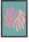 Een ingelijst tropisch wonderschilderij van CollageDepot met een abstract kunstwerk met twee overlappende vormen die op bladeren lijken. De ene vorm is roze, de andere lichtoranje, tegen een groene achtergrond. Het frame is zwart met een eenvoudig design en is voorzien van een magnetisch ophangsysteem voor eenvoudige montage.