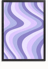 Een ingelijst Golvend Lavendel Schilderij van CollageDepot met een golvend patroon met verschillende tinten paars en lavendel. De golven stromen verticaal, waardoor een vloeiend, golvend effect ontstaat. Het zwarte rechthoekige frame complementeert het kleurrijke ontwerp en is voorzien van een magnetisch ophangsysteem voor eenvoudige wandmontage.