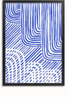 Een ingelijst Abstract Blauwe Lijnen Schilderij van CollageDepot heeft blauwe, gebogen en diagonale lijnen op een witte achtergrond. De lijnen variëren in dikte en richting, waardoor een dynamisch patroon over het hele canvas ontstaat. Deze prachtige wanddecoratie kan eenvoudig worden tentoongesteld door middel van een magnetisch ophangsysteem.