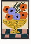 Een ingelijst Kronkelende Lijn Vaas Schilderij van CollageDepot met een gestileerde vaas met abstracte gele wervelingen, met daarin zes grote bloemen. De bloemen hebben rode en paarse bloemblaadjes met zwarte middelpunten en langwerpige groene bladeren. De wanddecoratie achtergrond bestaat uit kleurblokken in beige, roze en donkergroen.,Zwart-Zonder,Lichtbruin-Zonder,showOne,Zonder