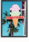 Aan de zijkant van een gebouw is een bord gemonteerd voor een ijssalon genaamd "COWAFORNIA", in de vorm van een ijshoorntje met twee bolletjes, een roze en een groene. Palmbomen zijn zichtbaar op de achtergrond tegen een helderblauwe lucht, waardoor het het gevoel krijgt van het levendige IJs Hoorntje Cowafornia Schilderij van CollageDepot.,Zwart-Zonder,Lichtbruin-Zonder,showOne,Zonder