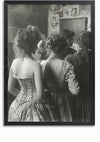 Een zwart-wit schilderij toont drie vrouwen met hun rug naar de camera, getooid in vintage jurken en uitgebreide kapsels. Het lijkt erop dat ze iets verderop observeren, te midden van nog meer mensen en beelden. Deze elegante afbeelding zorgt voor een prachtige wanddecoratie en kan eenvoudig worden opgehangen door middel van een magnetisch ophangsysteem. Het stuk is getiteld Vintage Dames In Een Rij Schilderij van CollageDepot.,Zwart-Zonder,Lichtbruin-Zonder,showOne,Zonder