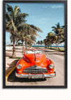 Een rode klassieke auto staat geparkeerd in een straat onder een helderblauwe hemel, met palmbomen langs het trottoir. Op de achtergrond is er een glimp van het zandstrand en de oceaan te zien. Op het kenteken aan de voorkant van de auto staat "P 070 558", wat de charme oproept van een Zomerse Vibes Oldtimer Schilderij van CollageDepot, perfect voor wanddecoratie.
