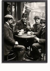 Een zwart-witfoto toont vier mannen in kledij uit het begin van de 20e eeuw, zittend rond een kleine ronde tafel met koffiekopjes. Twee mannen staan tegenover elkaar en twee anderen zitten naast hen. De scène, waarschijnlijk in een café of een soortgelijk etablissement, zou een boeiend theetijdschilderij van CollageDepot zijn als het werd tentoongesteld met een magnetisch ophangsysteem.