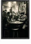 Zwart-witfoto van drie mannen in pak en hoed, zittend aan een ronde tafel in een slecht verlichte bar. De mannen lijken in gesprek te zijn terwijl ze drankjes in de hand hebben. Daarachter voegt een boeiende wanddecoratie met CollageDepot's Mannen In Een Vintage Bar Schilderij een artistiek tintje toe aan de gezellige sfeer. Andere klanten en bardetails zijn zichtbaar op de achtergrond.,Zwart-Zonder,Lichtbruin-Zonder,showOne,Zonder