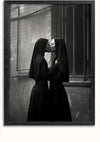 Op deze zwart-witfoto zijn twee nonnen kussend afgebeeld, wat een opvallend Heiligkusjesschilderij van CollageDepot oplevert. Gekleed in traditionele gewoonten staan ze in een innige omhelzing tegen de achtergrond van een bakstenen muur en een getralied raam.