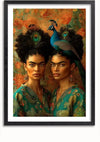 Een ingelijst Vrouwen In Pauwpracht Schilderij van CollageDepot toont twee vrouwen met een gelijkaardig uiterlijk, versierd in groene kleding met sierlijke bloempatronen. Beiden hebben krullend haar, gestyled met pauwenveren, en een levendige pauw zit bovenop het hoofd van een vrouw. Deze prachtige wanddecoratie bevat een bloemige en sierlijke achtergrond, perfect voor elk magnetisch ophangsysteem.,Zwart-Met,Lichtbruin-Met,showOne,Met