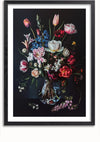 Een ingelijst schilderij toont een gedetailleerd boeket bloemen in een vaas tegen een zwarte achtergrond, met tulpen en rozen. De bloemen, in verschillende kleuren en soorten, zijn artistiek gerangschikt. Enkele bloemblaadjes en kleine bloemen liggen verspreid onder de vaas. Het lijkt erop dat de productbeschrijving van **CollageDepot aab 205 AI** cruciale details voor SEO-optimalisatie mist.,Zwart-Met,Lichtbruin-Met,showOne,Met