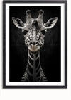 Een zwart-wit ingelijste foto toont een close-up van het hoofd en de nek van een giraffe tegen een donkere achtergrond. De giraffe kijkt rechtstreeks in de camera en laat zijn patronen en texturen tot in de kleinste details zien, maar er lijkt geen productbeschrijving te zijn voor de CollageDepot aab 209 AI.,Zwart-Met,Lichtbruin-Met,showOne,Met
