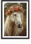 Een ingelijste foto van een wit paard met lange, golvende manen, met een bloemenkroon gemaakt van rode, oranje en roze bloemen en groen blad. Het paard staat buiten tegen een neutrale achtergrond. Er lijkt geen productbeschrijving te zijn verstrekt voor verdere SEO-analyse voor CollageDepot's "aab 213 AI".,Zwart-Met,Lichtbruin-Met,showOne,Met