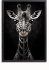 Een zwart-witfoto toont het gezicht van een giraffe. De langwerpige nek en de patroonvlekken van de giraffe zijn duidelijk zichtbaar tegen een donkere achtergrond. Het beeld, omlijst met een eenvoudige zwarte rand, legt de majestueuze schoonheid van deze vriendelijke reus vast. Deze prachtige afbeelding maakt deel uit van de collectie van CollageDepot en is getiteld "aab 209 AI".,Zwart-Zonder,Lichtbruin-Zonder,showOne,Zonder