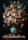Op een gedessineerd oppervlak staat een groot, uitgewerkt bloemstuk in een decoratieve vaas. Het boeket bestaat uit een verscheidenheid aan bloemen, zoals lelies, rozen en anjers, in de kleuren roze, oranje en blauw, tegen een donkere achtergrond als een prachtig Prachtig Bloemstuk In Vaas Schilderij van CollageDepot.
