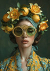 Een vrouw met een hoofddeksel gemaakt van gele bloemen en citroenen draagt een sierlijke groen getinte bril. Ze heeft een neutrale gezichtsuitdrukking en is gekleed in een gedetailleerd kledingstuk met blauwe en gele patronen, dat lijkt op een voortreffelijk Lemon Lady Portrait Schilderij van CollageDepot. De achtergrond is gedempt groen.