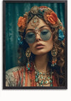 Een portret van een vrouw met een ronde zonnebril en een sierlijke hoofdtooi versierd met bloemen en kralen. Ze heeft krullend haar en is ook versierd met gelaagde kettingen en grote oorbellen. De achtergrond, een blauwgroen gordijn, benadrukt haar elegantie alsof ze is vastgelegd in een hippiecultuurschilderij van CollageDepot met ingewikkelde wanddecoratie.