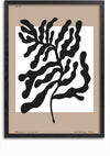 Een ingelijst abstract schilderij van Zwart blad van CollageDepot heeft een zwart abstract bladontwerp op een beige achtergrond met witte accenten. De tekst onderaan luidt: 'Minimalist Collection - Art Gallery, Paris', en in de linkerbovenhoek staat 'No. 01'. Perfect als wanddecoratie, inclusief magnetisch ophangsysteem voor eenvoudig ophangen.