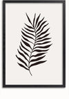Een minimalistisch zwart-wit Zwarte palm-schilderij van CollageDepot toont een enkel varenblad met meerdere afwisselende blaadjes, gecentreerd op een effen witte achtergrond. Het schilderij is ingesloten in een eenvoudige zwarte lijst.