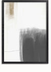 Een ingelijst CollageDepot Simplicity schilderij met witte, zwarte en beige tinten. Het wit domineert het bovenste gedeelte, terwijl zwarte en grijze tinten onderaan samenvloeien. Een vage zwarte lijn loopt horizontaal over het onderste gedeelte. Eenvoudig zwart frame omsluit de afbeelding, klaar om te worden gemonteerd met een magnetisch ophangsysteem voor eenvoudige wanddecoratie.