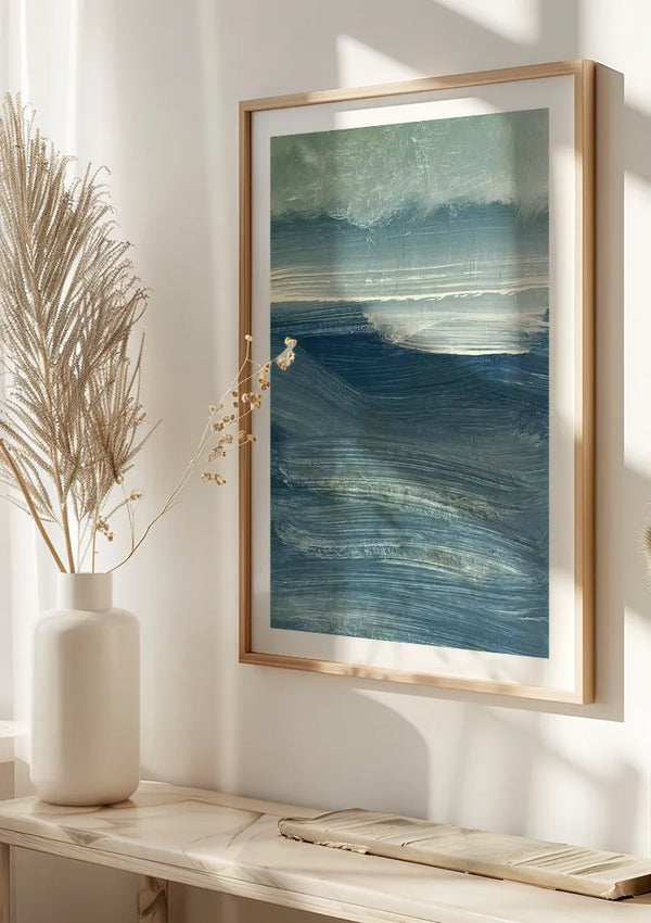 Een Geschilderd blauwe zee schilderij van CollageDepot hangt elegant aan de muur, veilig vastgehouden door een magnetisch ophangsysteem.