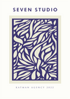 Een kunstwerk met de titel "bc 029 - abstract" met een ingewikkeld marineblauw bladpatroon op een crèmekleurige achtergrond, toegeschreven aan CollageDepot 2022. Het ontwerp is ingelijst binnen een marineblauwe rand.-