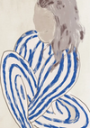 Abstract schilderij van een zittende figuur met uitgesproken blauwe wervelpatronen op het lichaam en golvend grijs haar, afgebeeld tegen een getextureerde beige achtergrond - CollageDepot's bc 033 - abstract.-