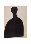 Abstract kunstwerk met een effen zwart silhouet gecentraliseerd op een beige achtergrond. Het silhouet lijkt op een langwerpige vorm met een afgeronde bovenkant, waardoor een minimalistische en gedurfde visuele impact ontstaat. Bekijk de bc 078 - abstract van CollageDepot.-