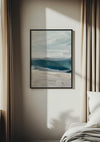 Aan een witte muur tussen beige gordijnen hangt een ingelijst abstract schilderij met blauw-witte tinten. Rechtsonder is de rand van een wit bed gedeeltelijk zichtbaar. Zonlicht creëert een schaduw op de muur, wat de CollageDepot wanddecoratie Het Geverfde Uitzicht Op Het Strand Schilderij benadrukt, dat gebruik maakt van een magnetisch ophangsysteem voor eenvoudige weergave.,Zwart