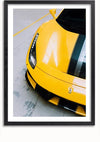 Een ingelijste foto van een Prachtige gele Ferrari 488 Pista met zwarte racestrepen. De afbeelding toont het voorste gedeelte van de auto en laat het strakke ontwerp en de koplamp zien. Deze opvallende wanddecoratie van CollageDepot is gemonteerd met behulp van een magnetisch ophangsysteem, geparkeerd op een lichtgrijze betonnen ondergrond met een gele lijn zichtbaar op de achtergrond.,Zwart-Met,Lichtbruin-Met,showOne,Met