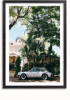 Een ingelijste foto van een klassieke zilveren Porsche 911 geparkeerd in de schaduw van hoge bomen. De auto staat in een woonstraat met een geel huis gedeeltelijk zichtbaar op de achtergrond. Dit heldere, groene tafereel doet denken aan een zonnige dag: perfecte CollageDepot Zilveren Porsche 911 Oldtimer Schilderij wanddecoratie met een optioneel magnetisch ophangsysteem.,Zwart-Met,Lichtbruin-Met,showOne,Met