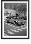 Een zwart-witfoto met een Klassieke Porsche 911 Turbo Schilderij van CollageDepot, geparkeerd op een gestreepte parkeerplaats. Er staan drie mensen rond de auto, twee voor en één aan de zijkant. De setting, die doet denken aan een tijdloos schilderij, lijkt een parkeerplaats buiten te zijn met bomen en een gebouw op de achtergrond.,Zwart-Met,Lichtbruin-Met,showOne,Met