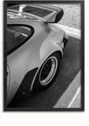 Zwart-witfoto van het achterste gedeelte van een Porsche Carrera, vastgelegd als een prachtig CollageDepot Porsche Carrera Side View Schilderij. De afbeelding benadrukt het aerodynamische ontwerp van de auto, met een prominente achterspoiler, strakke rondingen en gedetailleerd carrosseriewerk. De auto wordt geparkeerd vlakbij de stoeprand van een verharde weg, perfect voor elk magnetisch ophangsysteem.,Zwart-Zonder,Lichtbruin-Zonder,showOne,Zonder