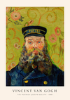 Portret van een man in postbode-uniform, geschilderd door Vincent van Gogh. De man draagt een blauwe pet met "POSTES" in gele letters en heeft een dikke baard. De achtergrond is groenachtig met roze bloemen. De onderstaande tekst luidt: "CollageDepot - bcc 007 - gogh".-