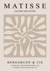 Een CollageDepot-poster voor een kunsttentoonstelling met de titel "Matisse: Papiers Découpés", gehouden bij Berggruen & Cie aan de Rue de l'Université 70, Parijs. Het evenement liep van 27 februari tot 28 maart 1953. De achtergrond is voorzien van een abstract patroon van witte vormen op een beige achtergrond en de productnaam is ccc 013 - bekende schilders.-
