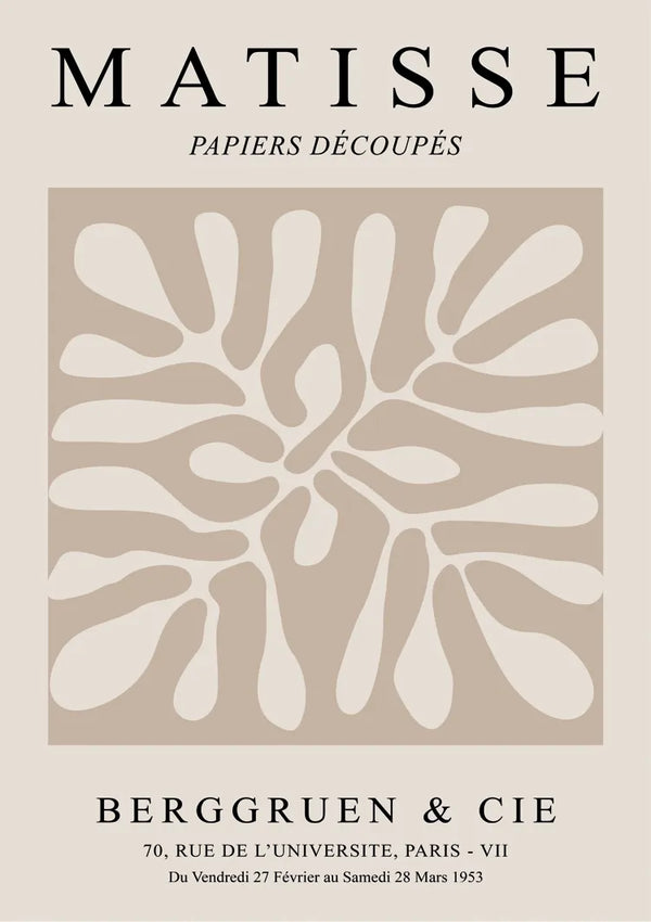 Een CollageDepot-poster voor een kunsttentoonstelling met de titel "Matisse: Papiers Découpés", gehouden bij Berggruen & Cie aan de Rue de l'Université 70, Parijs. Het evenement liep van 27 februari tot 28 maart 1953. De achtergrond is voorzien van een abstract patroon van witte vormen op een beige achtergrond en de productnaam is ccc 013 - bekende schilders.-