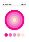 Een ontwerp met de titel "ccc 022 - bekende schilders" van CollageDepot bevat concentrische cirkels in verschillende roze tinten, variërend van donkerder roze aan de buitenrand tot lichtroze in het midden. Onder de cirkels bevinden zich vijf overeenkomstige kleurstalen, horizontaal uitgelijnd.-