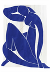 Abstract kunstwerk met een blauw silhouet van een zittende figuur tegen een witte achtergrond. De figuur is samengesteld uit eenvoudige, vloeiende vormen en lijnen, waardoor het een vloeiende en minimalistische uitstraling krijgt. Dit stuk is getiteld "ccc 026 - bekende schilders" van CollageDepot.-