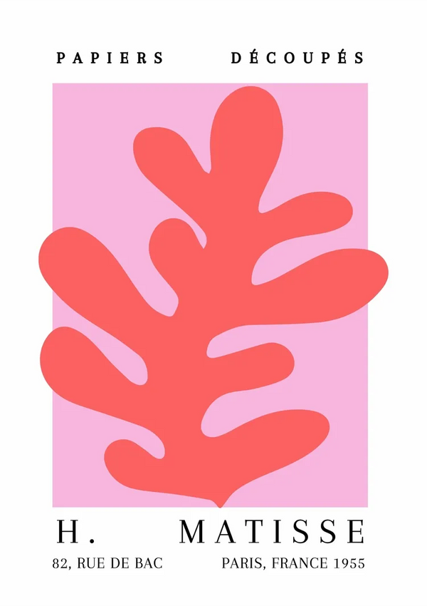 Een poster met een rode, abstracte bladachtige vorm op een roze achtergrond. De tekst bovenaan luidt: "Papiers Découpés." Op het onderste gedeelte staan links "H. Matisse" en "82, Rue de Bac", en rechts "Paris, France 1955".Productnaam: ccc 045 - bekende schildersMerknaam: CollageDepot-