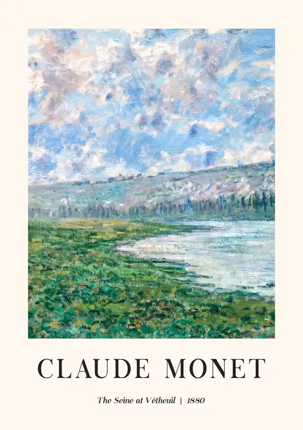 Een schilderij met de titel "De Seine bij Vétheuil" van Claude Monet uit 1880. Het kunstwerk toont een landschap met een groen veld op de voorgrond, een rivier die door het midden stroomt en een lucht gevuld met wolken erboven. Onderaan staan de titel en de naam van de artiest. Uitgelicht product: ccc 058 - bekende schilders van CollageDepot.-