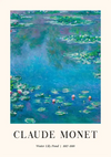 Een schilderij met de titel "Water Lily Pond" van Claude Monet, gemaakt tussen 1917-1919. Het kunstwerk toont een vijver met groene waterlelies en roze waterlelies die op het blauwe, rustige oppervlak drijven. De afbeelding wordt begrensd door een crèmekleurig kader met daaronder de naam en titel van de kunstenaar. Dit stuk is verkrijgbaar als ccc 062 - bekende schilders van CollageDepot.-