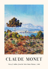 Een schilderij van Claude Monet met de titel "Gezicht op Antibes vanaf het Notre-Dame-plateau", gemaakt in 1888. Het kunstwerk toont een kustlandschap met bomen en bladeren op de voorgrond, en verre bergen en gebouwen aan de kust onder een blauwe lucht, nu beschikbaar als ccc 066 - bekende schilders van CollageDepot.-