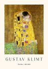 Een reproductie van het schilderij "De Kus" van Gustav Klimt uit 1907-1908. Het kunstwerk toont twee elkaar omhelzende figuren, versierd met uitgebreide gouden gewaden met patronen. De achtergrond is een gouden mozaïekachtige textuur. De onderstaande tekst luidt "Gustav Klimt" en "De kus | 1907-1908". Dit product is verkrijgbaar als ccc 077 - bekende schilders van CollageDepot.-