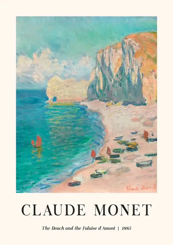 Een schilderij van Claude Monet met de titel "Het strand en de Falaise d'Amont" uit 1885. Het toont een strandtafereel met kliffen, een kalme oceaan, kleine boten en een gedeeltelijk bewolkte hemel. Het kunstwerk is onderaan omrand met een lichte achtergrond en tekst. Dit product is verkrijgbaar als ccc 084 - bekende schilders van CollageDepot.-