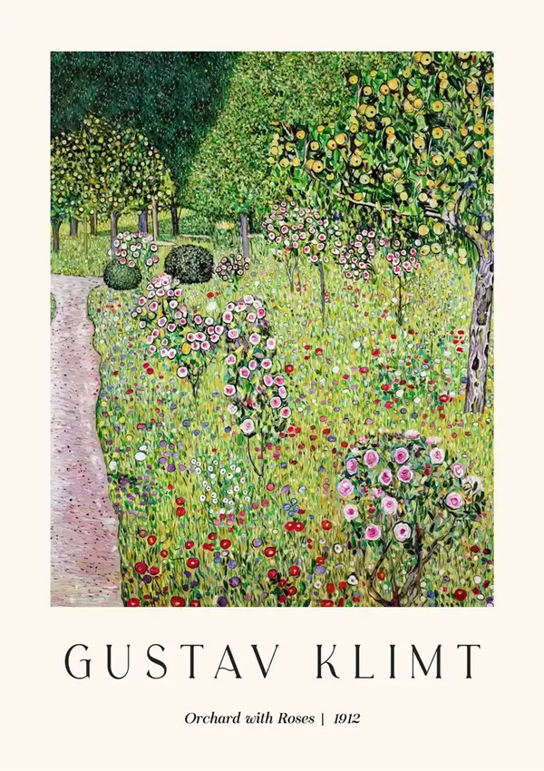 Een schilderij van Gustav Klimt met de titel "Boomgaard met rozen | 1912". Het kunstwerk toont een weelderige boomgaard met verschillende bomen en bloeiende rozen. Er is een pad aan de linkerkant en de grond is bedekt met kleurrijke bloemen en groen. Dit stuk is te zien in ccc 091 - bekende schilders van CollageDepot.-