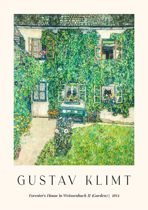 Een schilderij van Gustav Klimt uit 1914 met de titel "Boswachtershuis in Weissenbach II (tuin)." Het toont een huis bedekt met dicht groen gebladerte met bloemen in de tuin. Tegen de muur van het huis staat een houten bank en er staan verschillende ramen open. Dit kunstwerk maakt deel uit van de collectie ccc 092 - bekende schilders van CollageDepot.-