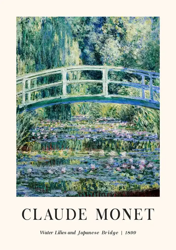Een schilderij van Claude Monet met de titel "Waterlelies en Japanse brug", gemaakt in 1899, te zien in het product ccc 102 - bekende schilders van CollageDepot. Het kunstwerk toont een houten brug omgeven door weelderig groen en waterlelies.-