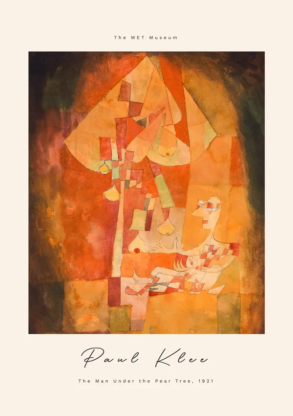 Een poster met een abstract schilderij getiteld "The Man Under the Pear Tree" van Paul Klee, uit 1921. Het kunstwerk toont een geometrische, gestileerde figuur die onder een boom zit met warme tinten oranje, rood en geel. Bovenaan staat "cdd 008 - klee" van CollageDepot.-